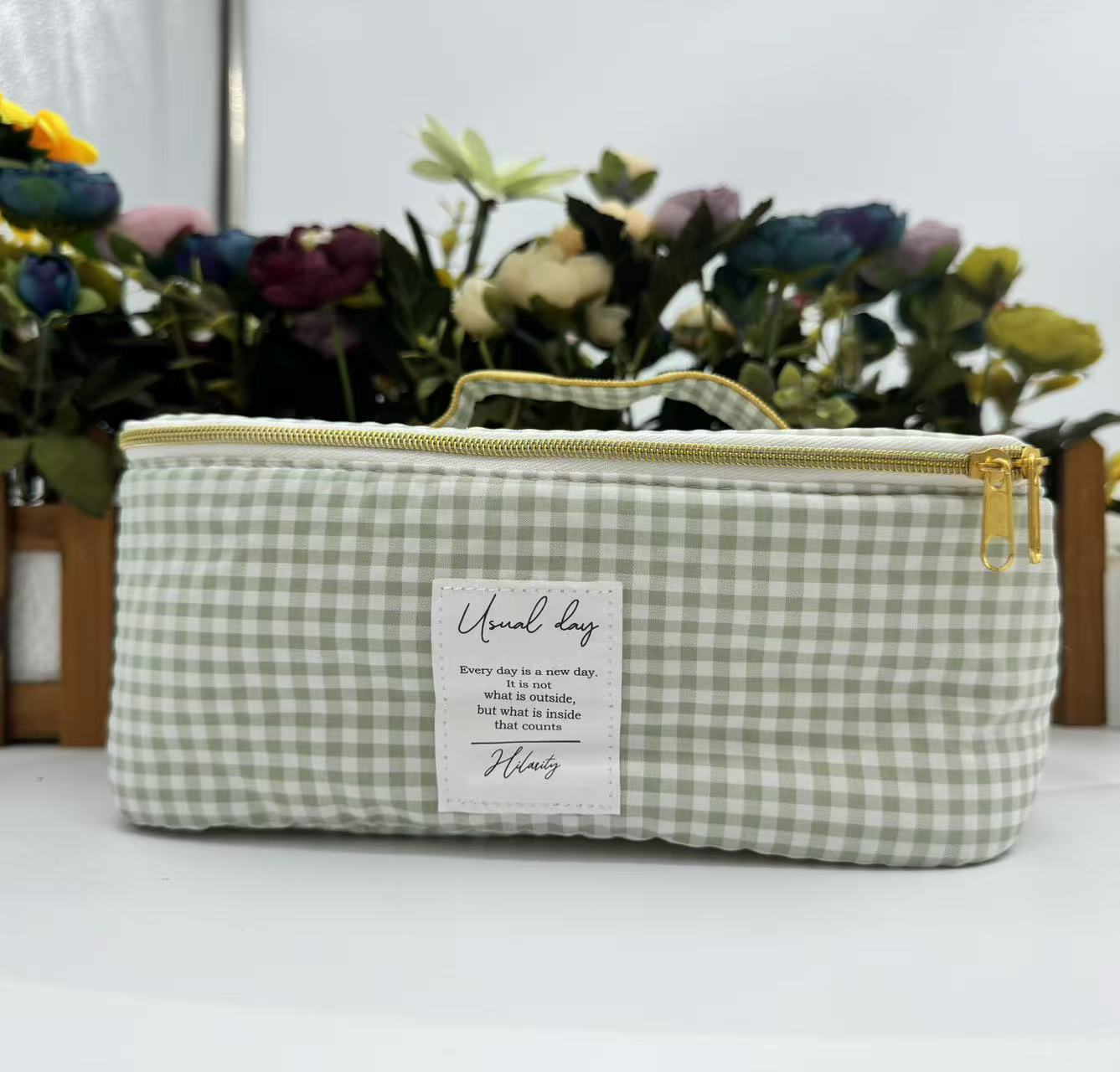 Check pattern cosmetic pouch with handle